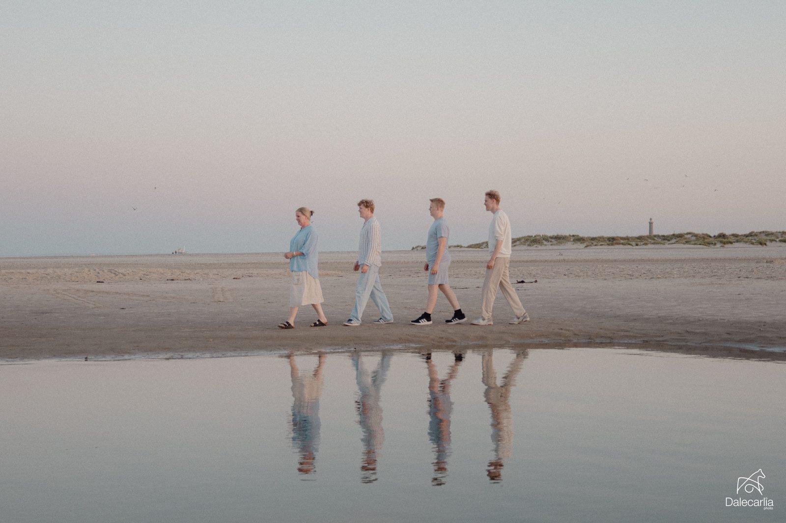 Familjen på stranden i Skagen i skymningsljus
